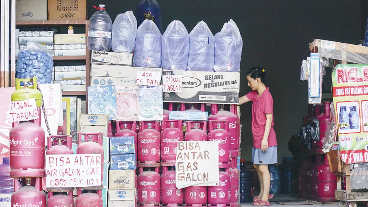 Seorang pedagang merapikan susunan tabung Bright Gas di Jalan Kartama, Pekanbaru, Ahad (19/4/2026). Pertamina menaikkan harga elpiji nonsubsidi ini sejak Sabtu (18/4/2026). (MHD AKHWAN/RIAU POS)
