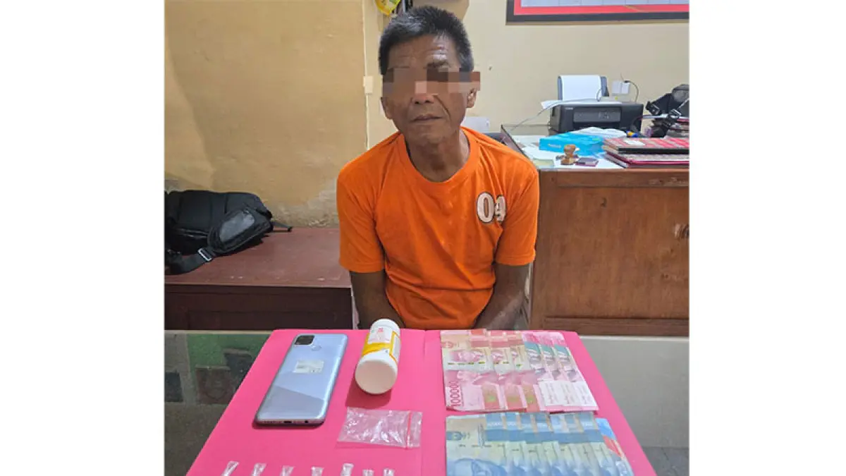 Tersangka inisial AU bersama 13 paket sabu-sabu dan barang bukti lainnya diamankan di Mapolsek Kempas, Senin(20/4/2026).(Istimewa)