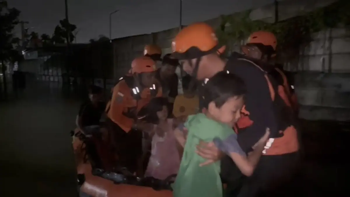 Tim SAR Pekanbaru melakukan evakuasi warga Jalan Limbungan, Rumbai Timur saat banjir terjadi, Ahad (19/4/2026) dini hari. (HUMAS KANTOR SAR PEKANBARU UNTUK RIAU POS)