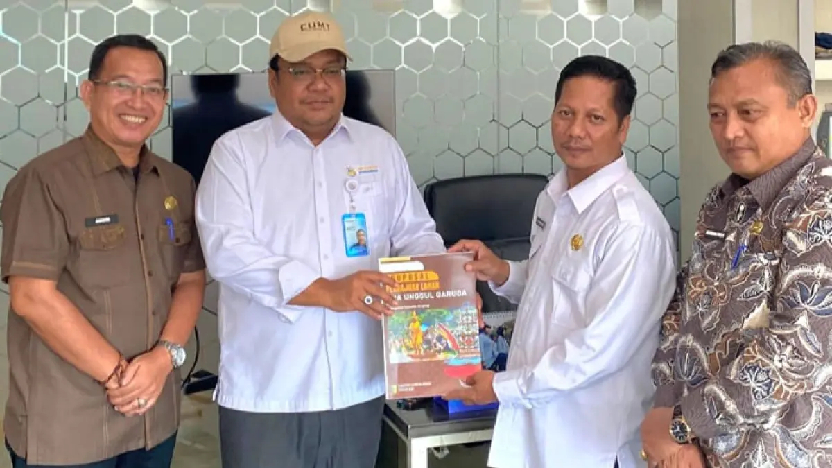 Wabup Kuansing H Muklisin didampingi Kepala Bappeda Litbang Hendra Roza, Kadisbunnak Andriyama Putra serahkan kelengkapan proposal Sekolah Garuda pada Kabag Rumah Tangga dan TU Pimpinan Kemenristekdikti Taufikurrahman Ginting, Senin (20/4/2026). (Kominfo Kuansing untuk Riaupos.co)