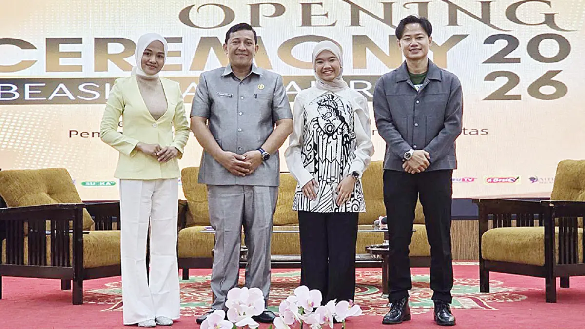 Anggota Komisi I DPRD Riau Sumardany Zinarta berfoto bersama master ceremony dan nara sumber dalam kegiatan Opening Ceremony Beasiswa Anak Riau 2026. (HUMAS DPRD RIAU UNTUK RIAU POS)