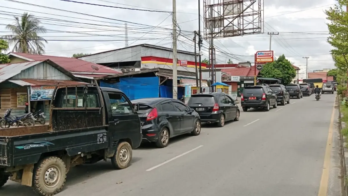 Antrean kendaraan di SPBU Sungai Jering Kecamatan Kuantan Tengah, Selasa (21/4/2026) masih terjadi. (Desriandi Candra/Riaupos.co)