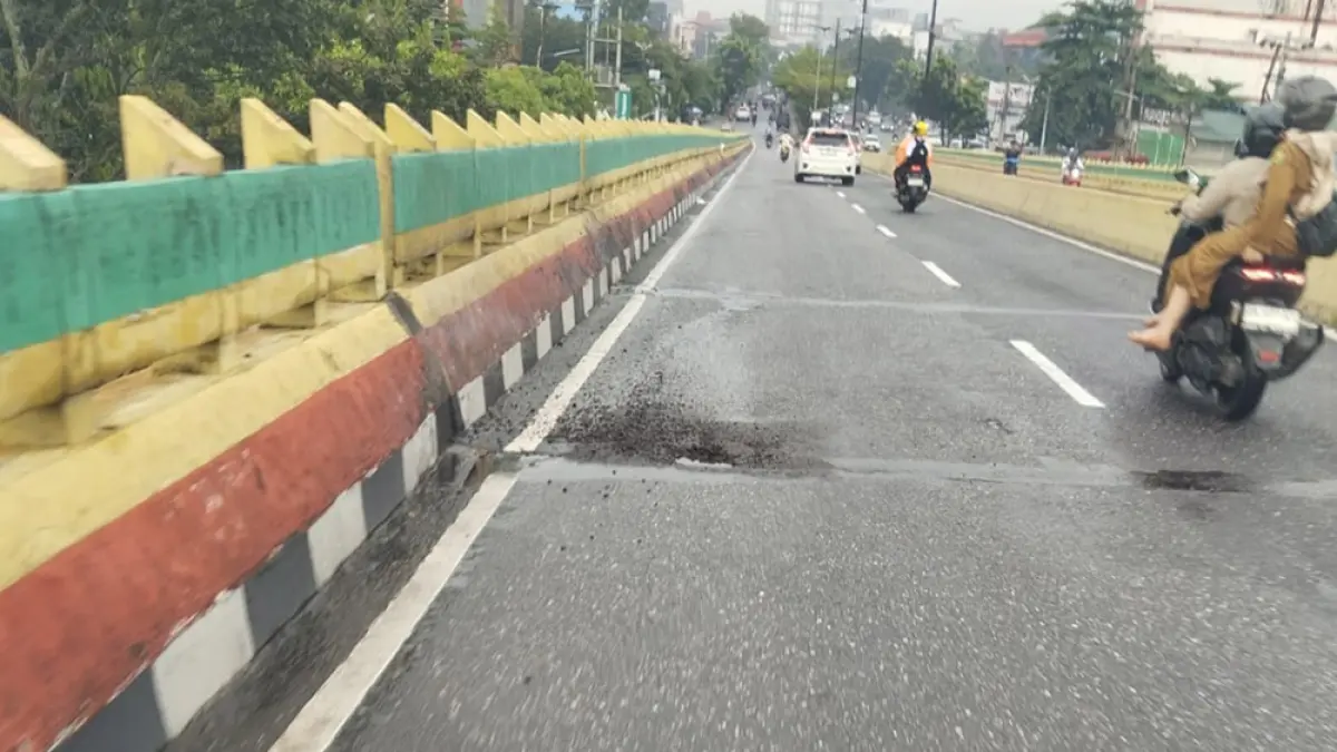 Beberapa lubang terdapat di badan jalan flyover Jalan Jenderal Sudirman simpang Jalan Tuanku Tambusai, Senin (20/4/2026). (Dofi Iskandar/riau pos)
