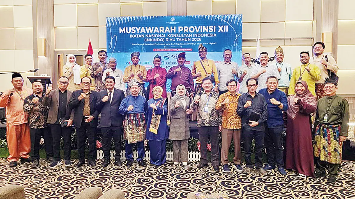 Ketua DPP Inkindo Riau Ir Rika Putra ST (lima kanan) foto bersama dengan Ketua Umum DPN Inkindo Ir H Erie Heryadi MH (enam kanan) beserta para Ketua DPP Inkindo Provinsi seluruh Indonesia dan para panitia Musprov Riau usai pemilihan ketua, Kamis (16/4/2026). (DPP Inkindo Riau)