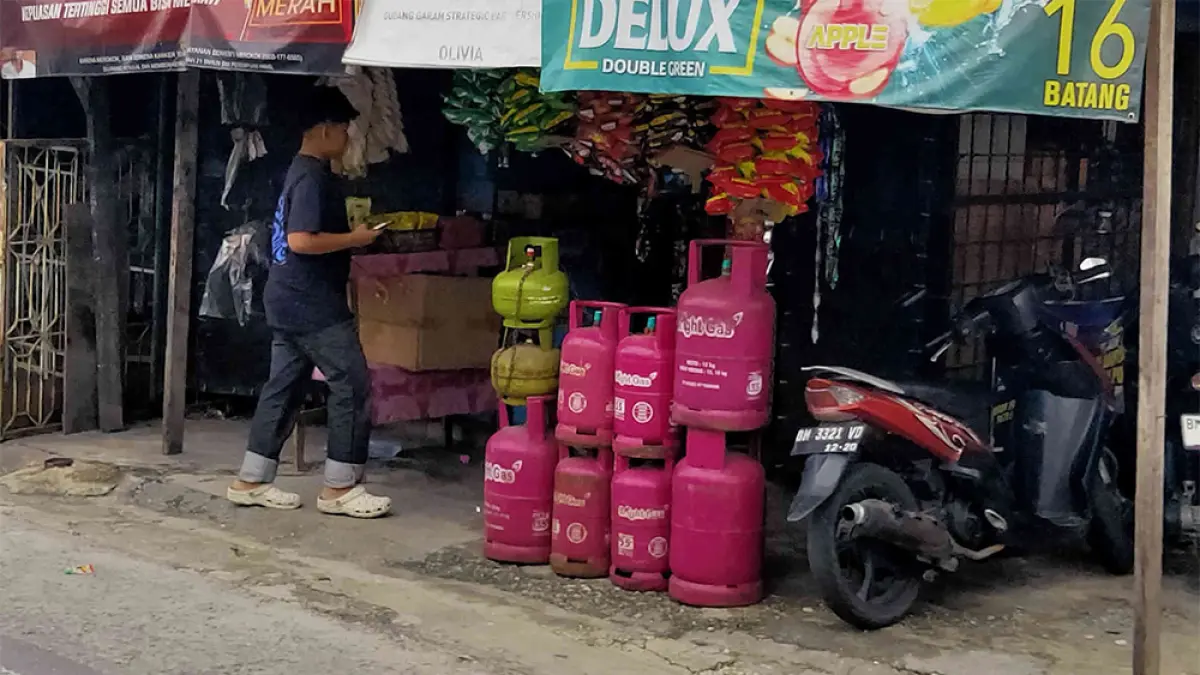 Elpiji nonsubsidi 12 kg dan 5,5 kg tampak tersusun di depan salah satu kedai di Jalan Delima Pekanbaru, Ahad (19/4/2026). (EVAN GUNANZAR)
