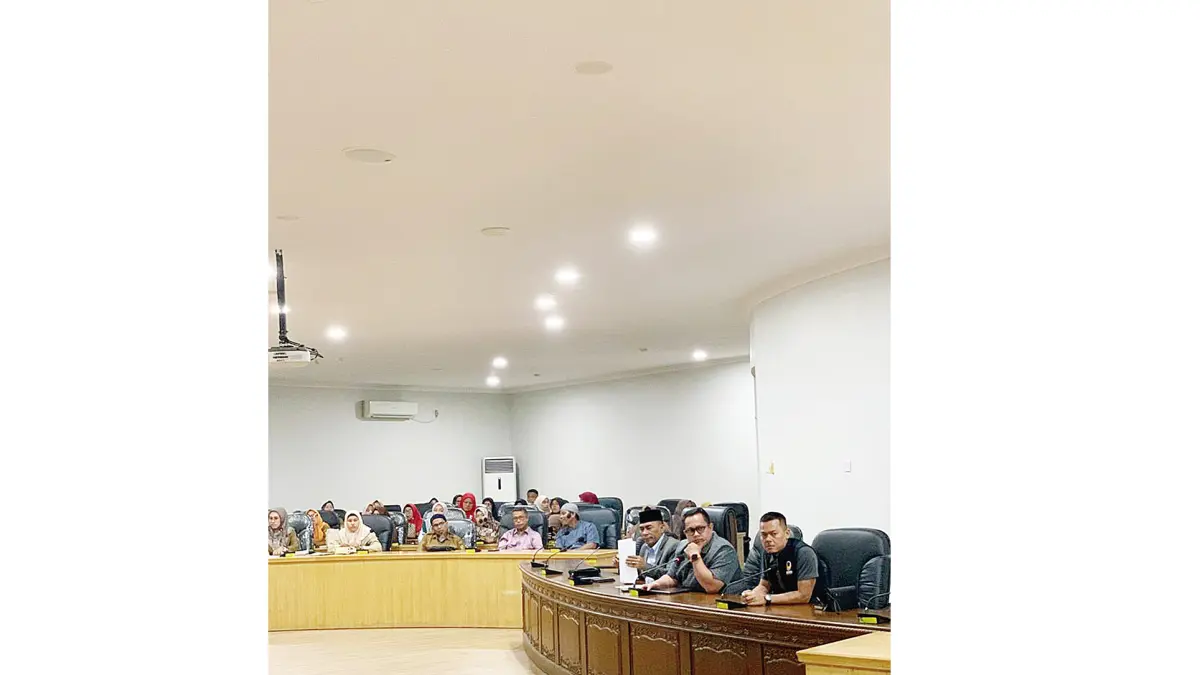 Forum Guru Bantu Kabupaten Kampar saat Rapat Dengar Pendapat bersama Komisi II DPRD Kabupaten Kampar di ruang Badan Anggaran DPRD Kampar, Senin (20/4/2026). (DPRD Kampar untuk Riau pos)

