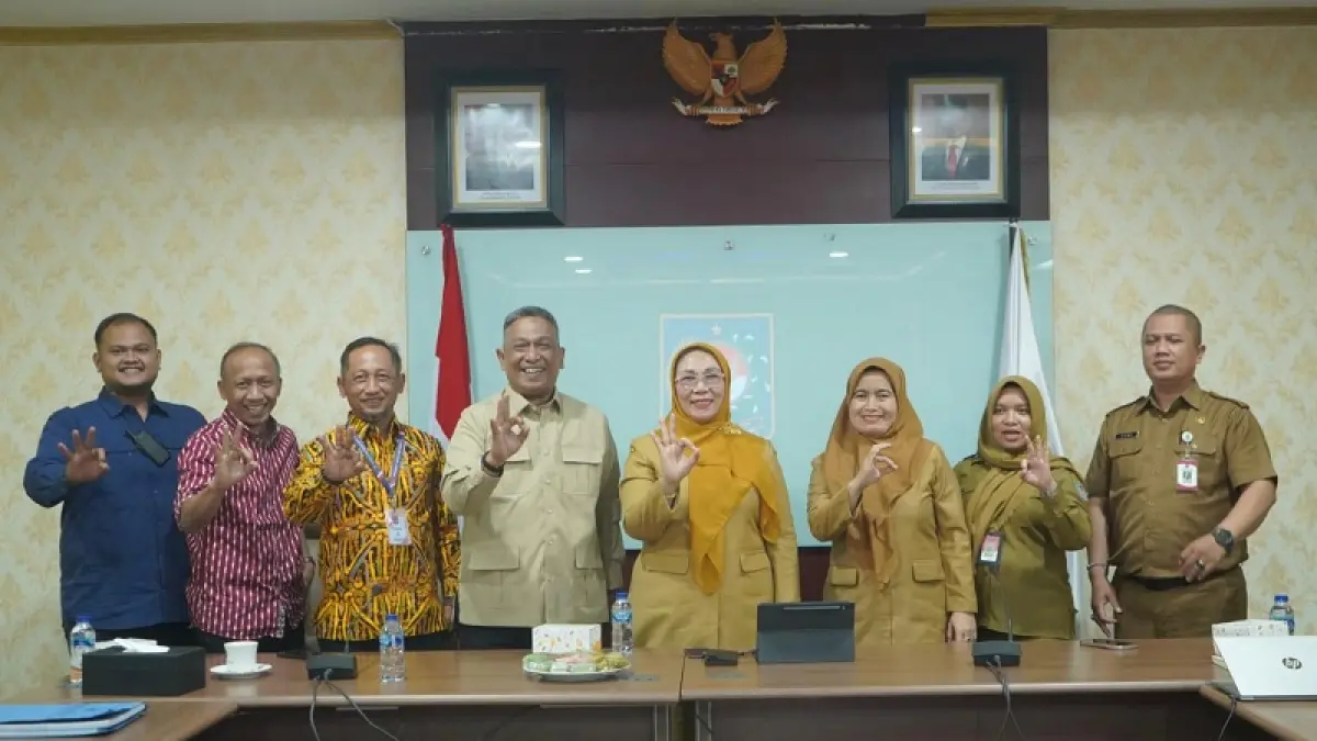 Bupati Rohul Anton foto bersama dengan Direktur Fasilitasi Penataan dan Administrasi Pemerintahan Desa, Lusje Anneke Tabalujan (empat kanan) usai pertemuan terkait kepastian 19 desa persiapan di Rohul menjadi desa defenitif di Kemendagri, Selasa (21/4/2026). (Prokopim Setda Rohul untuk Riau Pos)