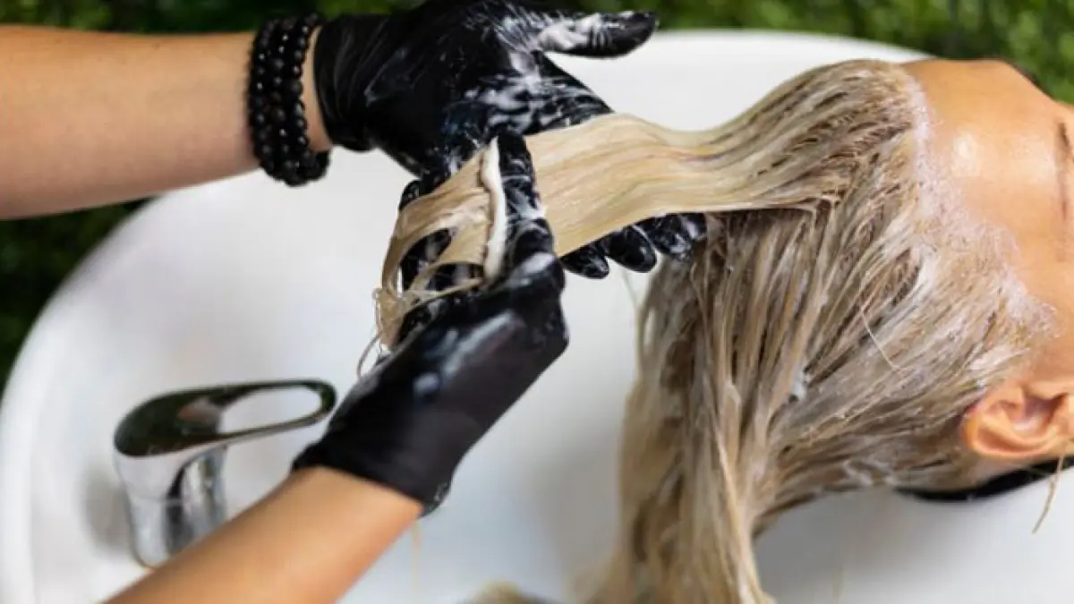 Ilustrasi proses pewarnaan rambut. (Freepik)