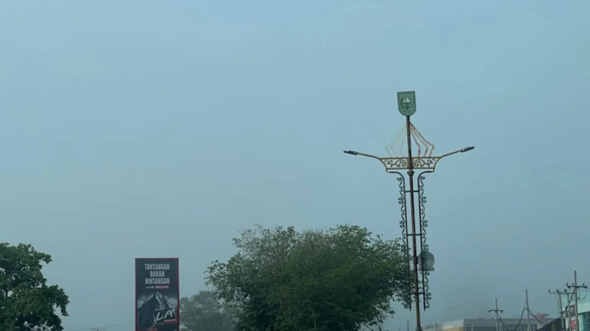 Kabut cukup pekat menyelimuti pusat Kota Pekanbaru dan sempat mengganggu jarak pandang pada Selasa (21/4/2026) pagi. (Eka Gusmadi Putra/Riaupos.co) 