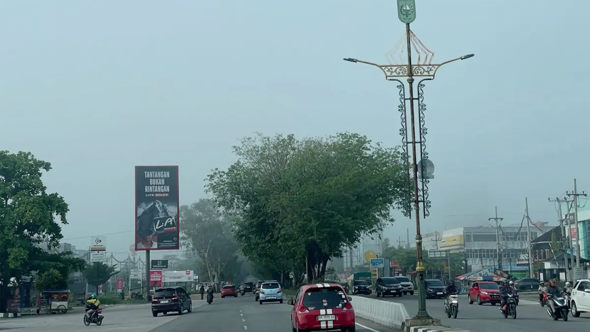 Kabut cukup tebal terlihat pada sisi kiri dan kanan jalan saat melintas di Flyover SKA Pekanbaru, Selasa (21/4/2026) pagi.(EGP)