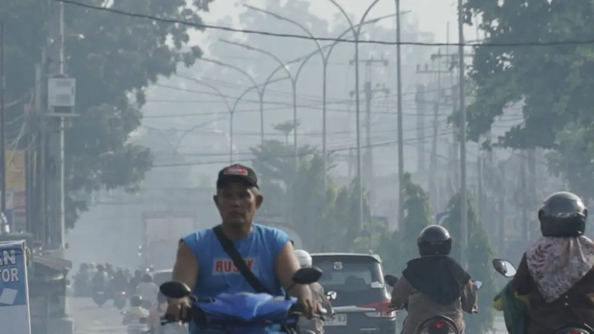 Kabut tipis menyelimuti kawasan Jalan Kaharuddin Nasution pada Selasa (21/4) pagi. (Mhd Akhwan/Riaupos.co)