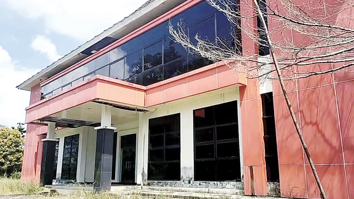 Kondisi Gedung Assesment Centre yang berada di belakang Kantor Badan Kepegawaian Pendidikan dan Pelatihan (BKPP) Rohul sejak dibangun belum difungsikan. Bangunan ini akan dialihfungsikan menjadi Kantor Badan Kesbangpol Rohul, Senin (20/4/2026). (Diskominfo Rohul)