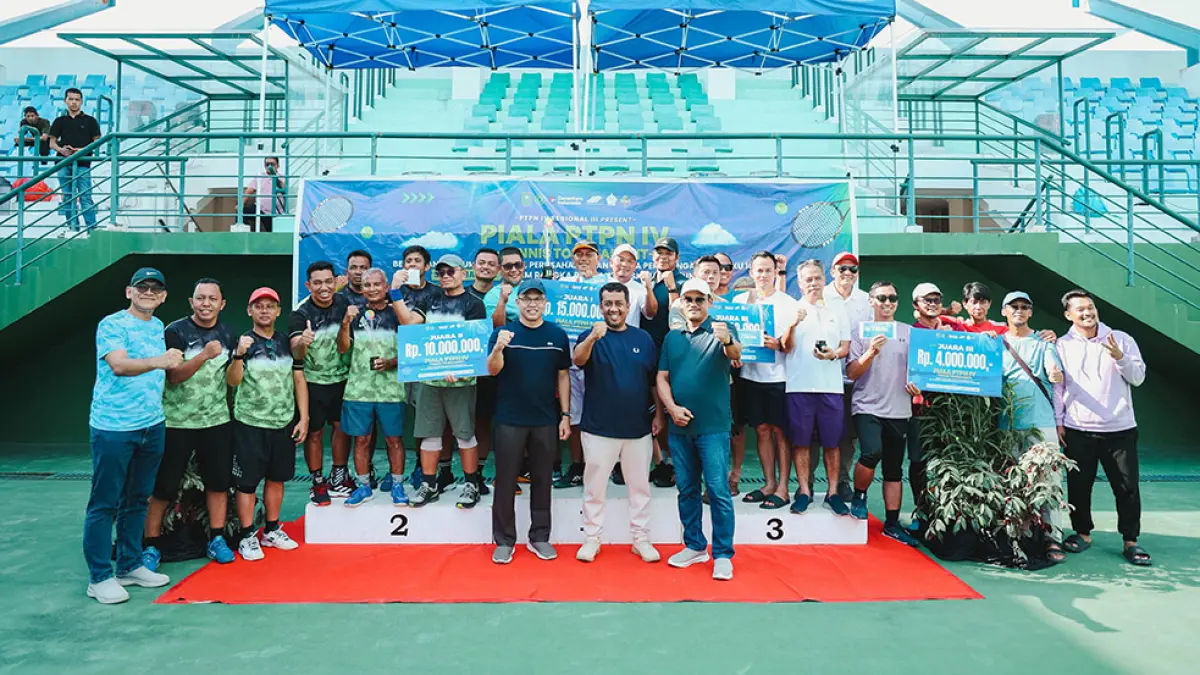 Kepala Dinas Tenaga Kerja dan Transmigrasi Riau Roni Rakhmat, Operation Head PTPN IV Regional III Sori Ritonga foto bersama pemenang Turnamen Tenis Piala PTPN IV, beberapa waktu lalu. (HUMAS PTPN IV UNTUK RIAU POS)