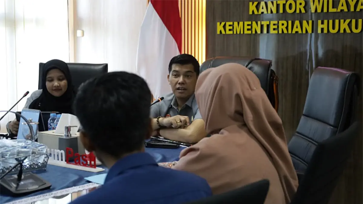 Kepala Kanwil Kemenkum Riau Rudy Hendra Pakpahan membuka rapat pembahasan program inovasi Pasih Daerah dan Si-Ibu di ruang kerjanya, Selasa (21/4/2026). Foto Humas Kanwil Kemenkum Riau