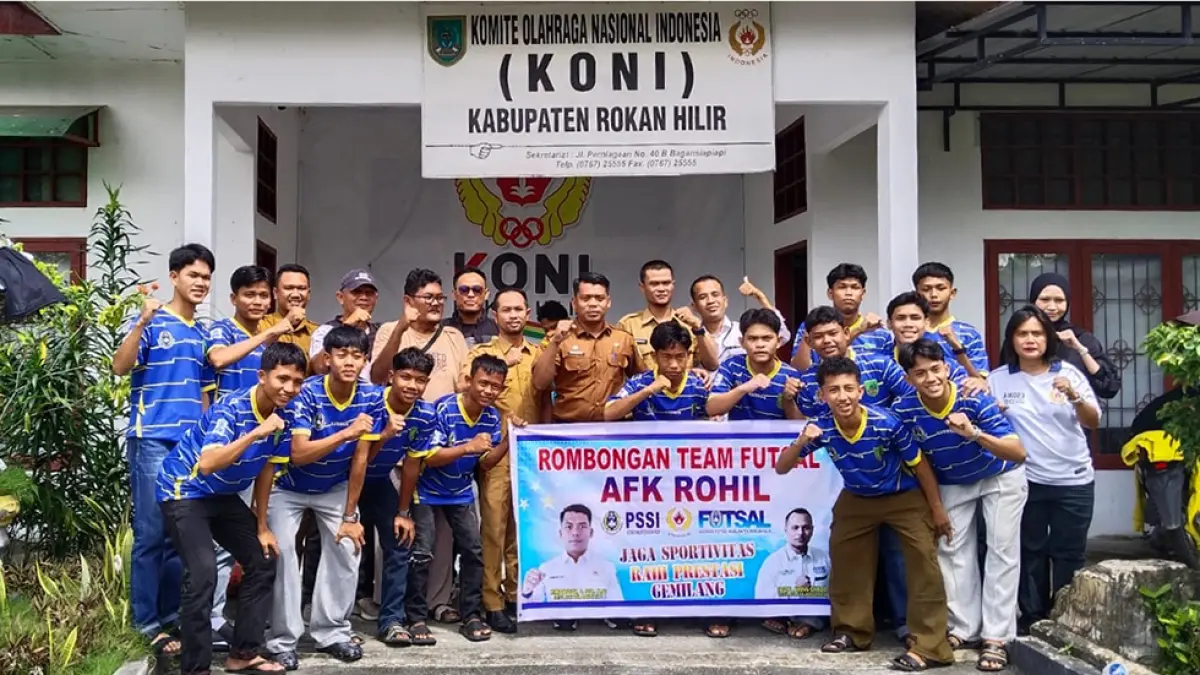 Ketua Umum KONI Rohil Riwansyah SSTP MSi bersama sejumlah pengurus dan&nbsp;Sekretaris Askab PSSI Rohil Sutrisno melepas atlet futsal yang akan mengikuti Kejurda Piala Gubri  di Bagansiapiapi, Senin (20/4/2026). (ZULFADLI/RIAU POS)