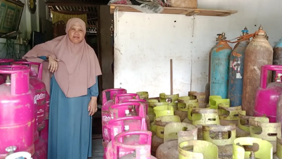Mardianis, pengecer gas LPG di Jalan Proklamasi Telukkuantan Kecamatan Kuantan Tengah menunjukkan pasokan gasnya belum banyak yang laku terjual, Selasa (21/4/2026). (Desriandi Candra/Riaupos.co)