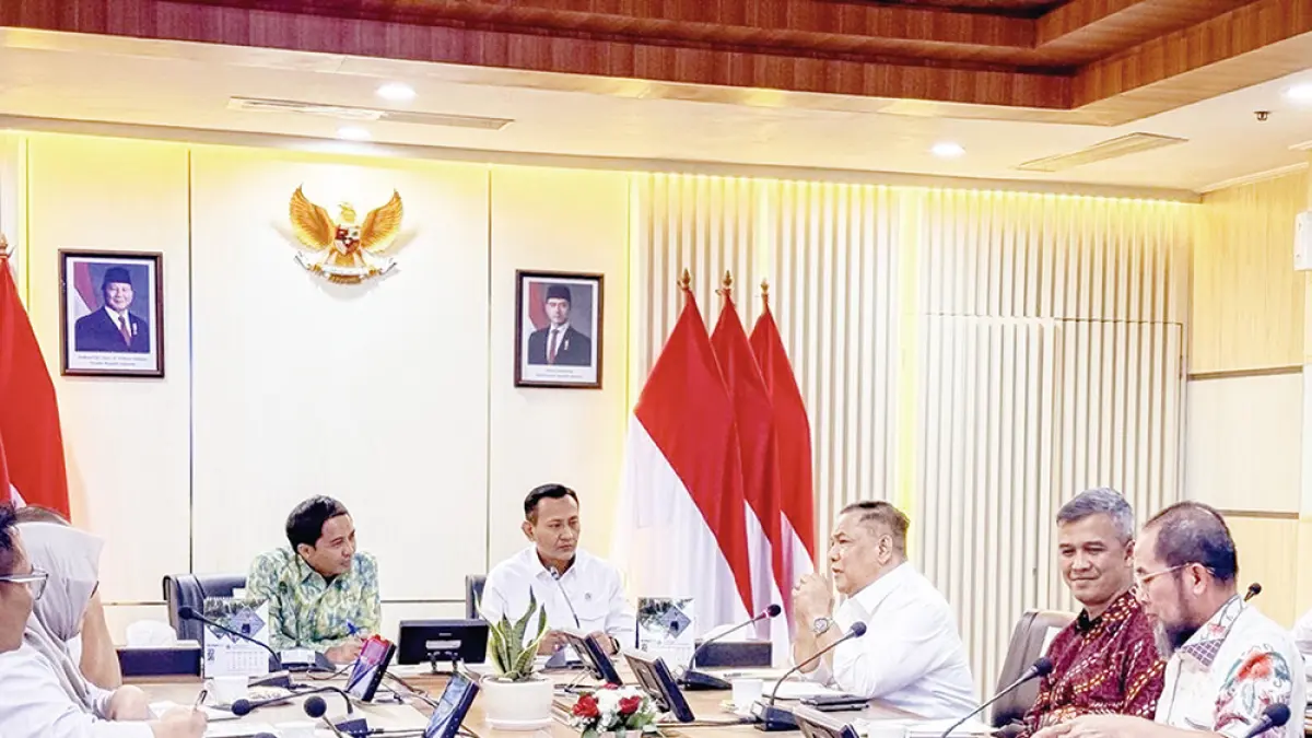 Pelaksana Tugas Gubernur Riau SF Hariyanto (tiga kanan) melakukan pemaparan saat audiensi dengan Menteri Kehutanan Raja Juli Antoni dan jajaran di Kantor Kemenhut, Jakarta, Senin (20/4/2026). (Diskominfo Riau untuk Riau Pos)