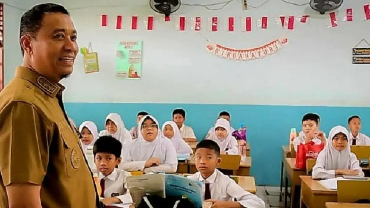 Pelaksanaan ujian TKA di tingkat SD saat dipantau Wakil Walikota (Wawako) Pekanbaru Markarius Anwar pada hari pertama Senin (20/4/2026). (Istimewa)