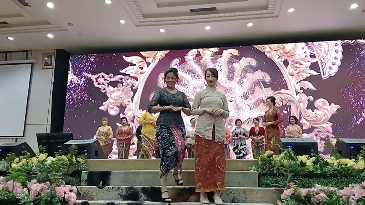Peserta fashion show yang merupakan perwakilan dari enam ormas wanita Tionghoa di Pekanbaru memperagakan busana kebaya masa kini dalam rangka memperingati Hari Kartini di Hotel Furaya Pekanbaru, Ahad (19/4/2026). (Prapti Dwi Lestari/riau pos)