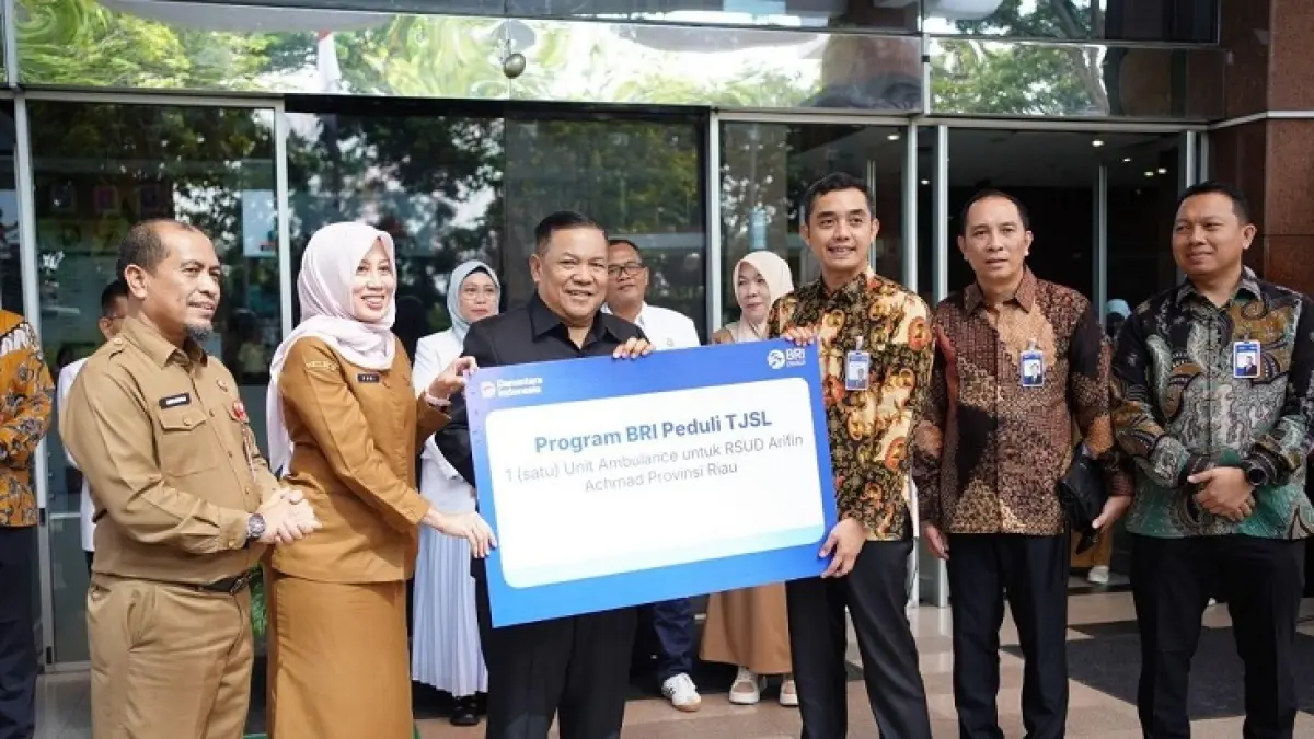 Plt Gubri SF Hariyanto menerima secara simbolis bantuan satu unit ambulans dari BRI, Selasa (21/4/2026). (Diskominfo Riau)