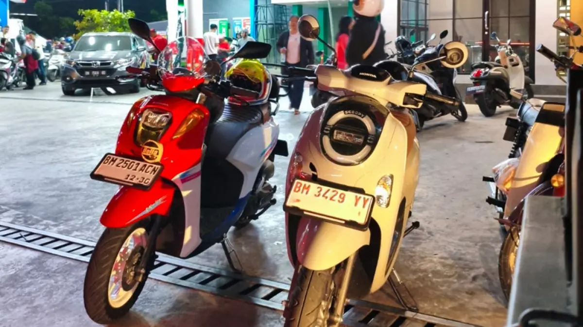 Sejumlah sepeda motor Honda  milik warga saat berada di salah satu SPBU di Pekanbaru. PT Capella Dinamik Nusantara Riau membagikan tips irit BBM. (PT CDN UNTUK RIAU POS)