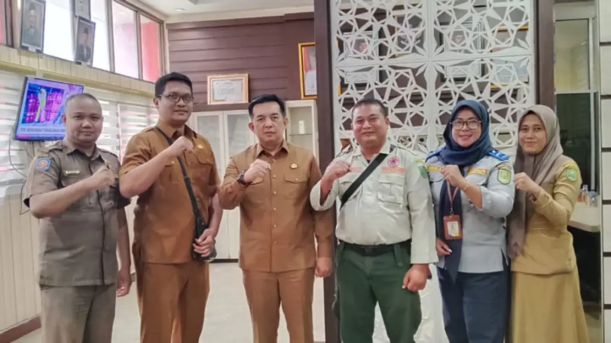 Sekda Kabupaten Inhu, Zulfahmi Adrian AP MSI foto bersama pengurus organisasi PPPK PW, Senin (20/4/2026). (PPPK PW untuk Riaupos.co)