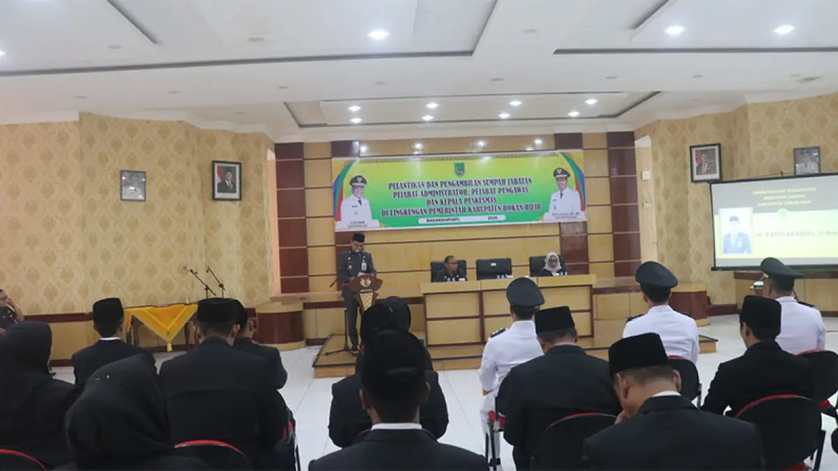 Sekdakab Rohil H Fauzi Efrizal menyampaikan kata sambutan pada pelantikan pejabat yang digelar di aula kantor BPKAD Rohil di Bagansiapiapi, Selasa (21/4/2026). (Foto Zulfadhli)