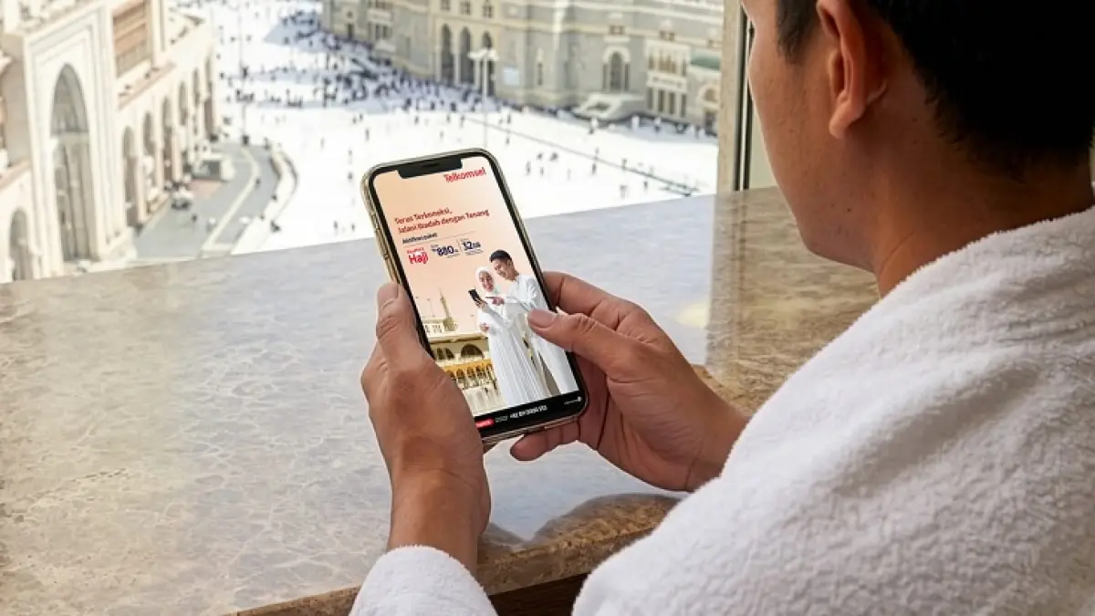 Seorang pelanggan Telkomsel sedang mencari promo paket Roamax Haji Telkomsel melalui aplikasi, Selasa (21/4/2026). (Telkomsel)
