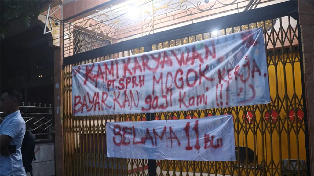 Spanduk terpasang di depan Kantor PT SPRH (Perseroda) di Bagansiapiapi, Selasa (21/4/2026) malam. (Foto Zulfadhli).