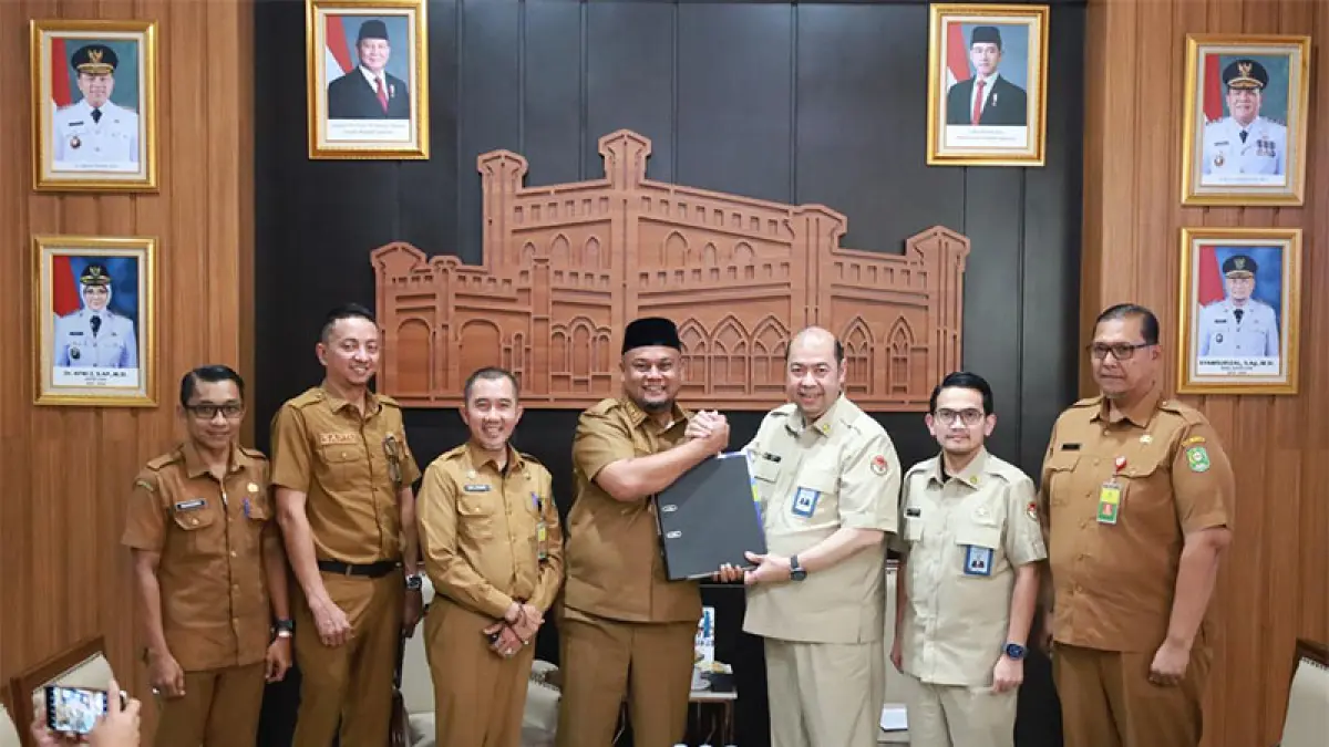 Wabup Siak Syamsurizal salam komando dengan Asisten I Penasihat Khusus Presiden Bidang Kesehatan Prof Dr Farhat MKed (ORL-HNS) SpTHT BKL Subs Onk usai pertemuan dengan dokter spesialis ASN di Kantor Bupati, Selasa (21/4/2026). (ISTIMEWA)
