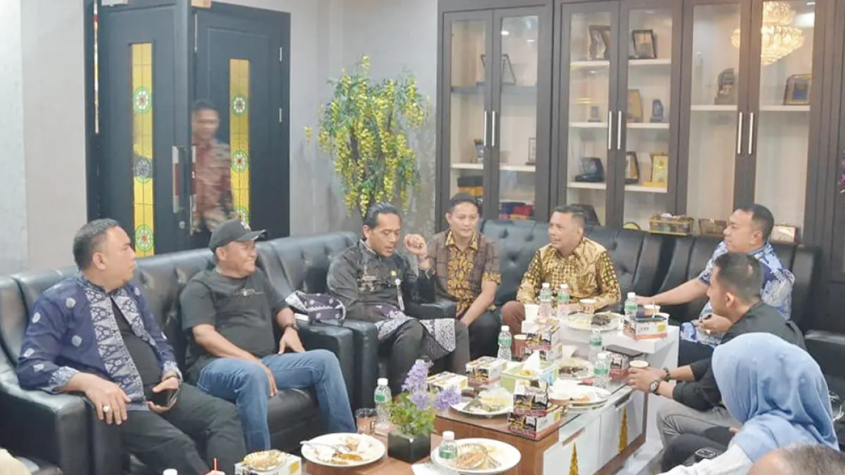 Wakil Bupati Kepulauan Meranti Muzamil Baharudin disambut Wakil Ketua DPRD Kota Pekanbaru Tengku Azwendi Fajri, Sekwan DPRD  Hambali Nanda Manurung saat kunjungan akhir pekan kemarin. (Humas DPRD Pekanbaru untuk Riau Pos)
