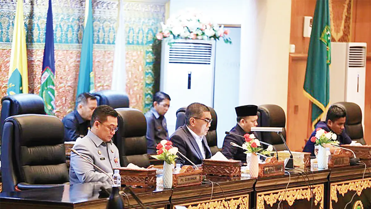 Wakil Ketua DPRD Riau Parisman Ihwan (dua kiri) saat memimpin rapat paripurna, Senin (20/4/2026). (humas dprd riau untuk riau pos)