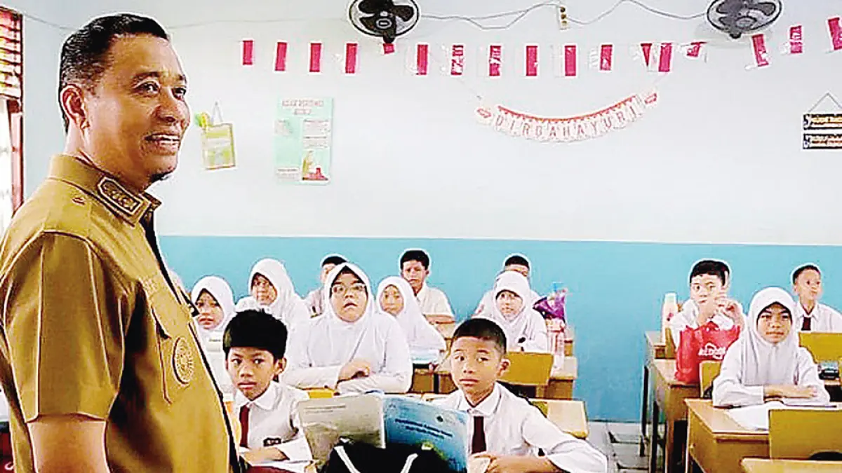Wakil Wali Kota Pekanbaru, Markarius Anwar meninjau pelaksanaan TKA di SDN 26 Pekanbaru, Senin (20/4/2026). (Pemko pekanbaru untuk riau pos)
