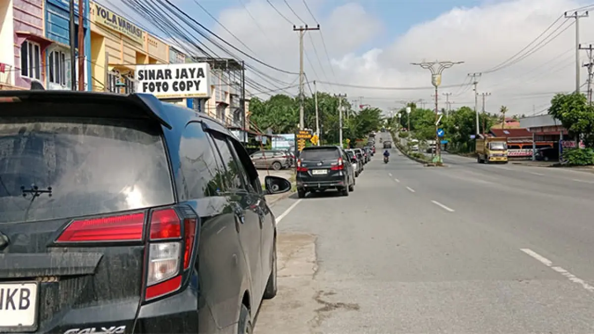 Antrean kendaraan mengisi BBM di SPBU Sungai Jering Teluk Kuantan, Rabu (22/4/2026) mengular panjang hingga setengah kilometer. Foto Desriandi Candra