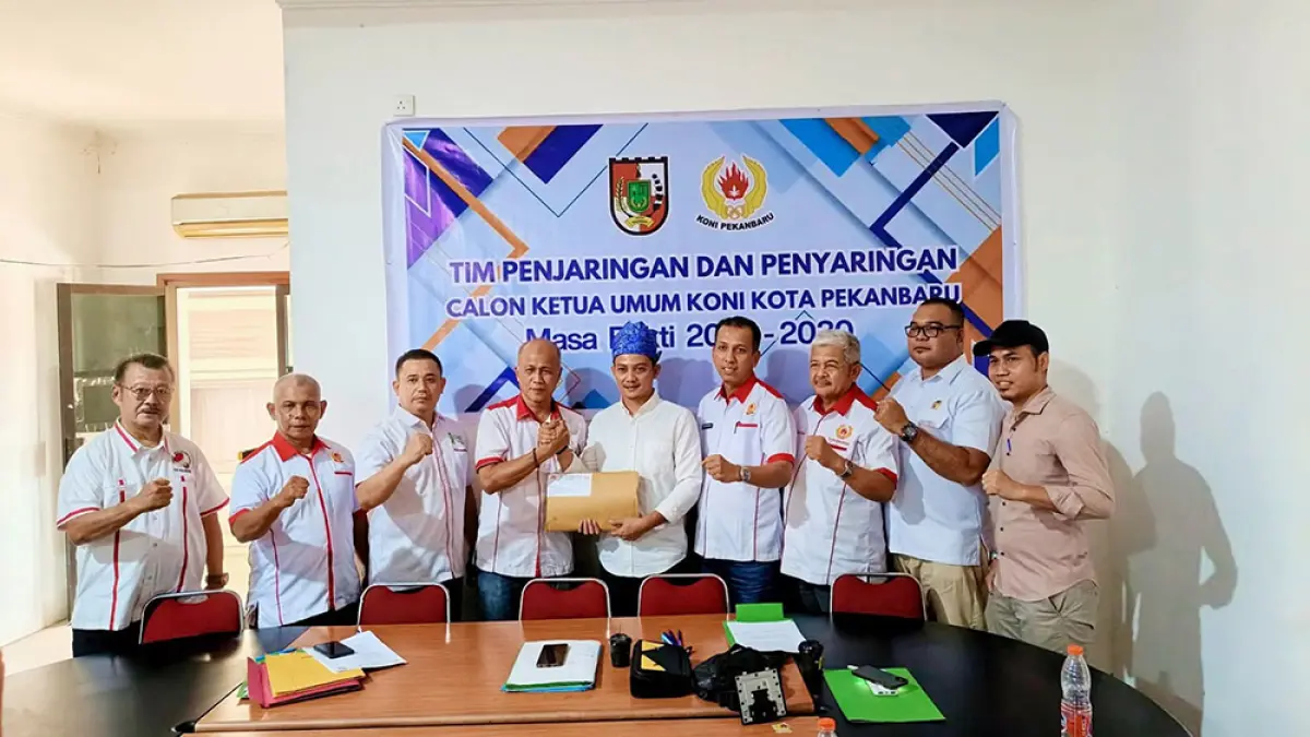 Bakal Calon Ketua Umum KONI Pekanbaru Achmad Faisal Reza bersalaman dengan Ketua Panitia Pemilihan Agusman Sikumbang usai mendaftar sebagai calon Ketua Umum KONI Pekanbaru 2026-2030, Selasa (21/4/2026). (KONI Pekanbaru)