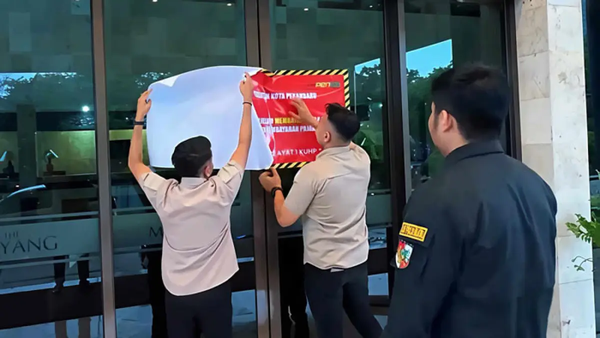 Bapenda Pekanbaru bertindak tegas, hotel penunggak pajak dipasangi stiker. (Istimewa)
