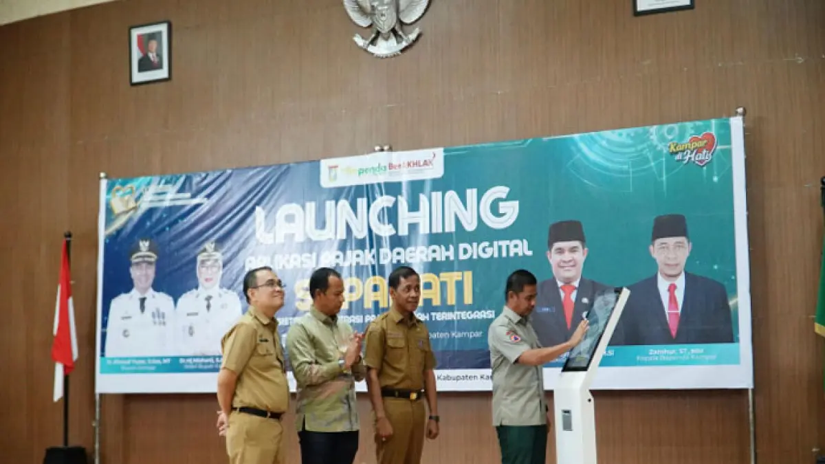 Bupati Kampar Ahmad Yuzar meresmikan peluncuran aplikasi SAPA HATI guna mendukung kemudahan pelayanan administrasi perpajakan daerah bagi masyarakat di aula Kantor Bupati Kampar, beberapa waktu lalu. (Bapenda Kampar untuk Riaupos.co)
