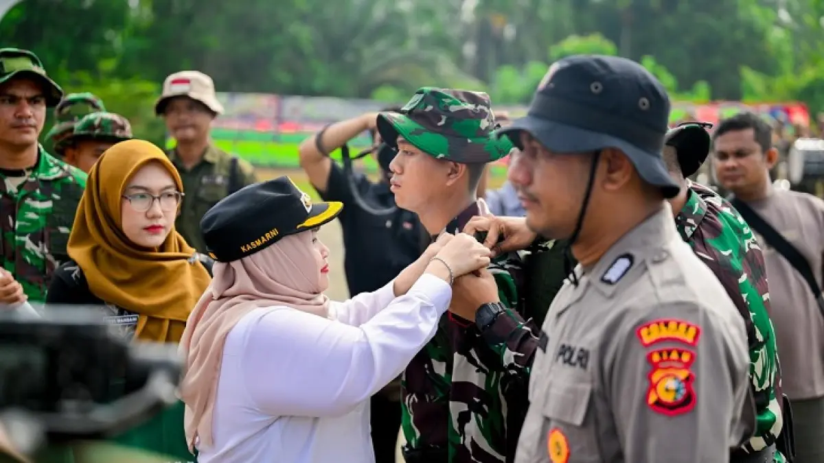 Pembukaan TMMD ke-128 ditandai dengan penyerahan alat kerja secara simbolis kepada perwakilan Satuan Tugas (Satgas) TMMD sebagai tanda dimulainya berbagai program pembangunan, baik fisik maupun nonfisik di halaman Kantor Camat Pinggir, Rabu (22/4/2026). (Istimewa)