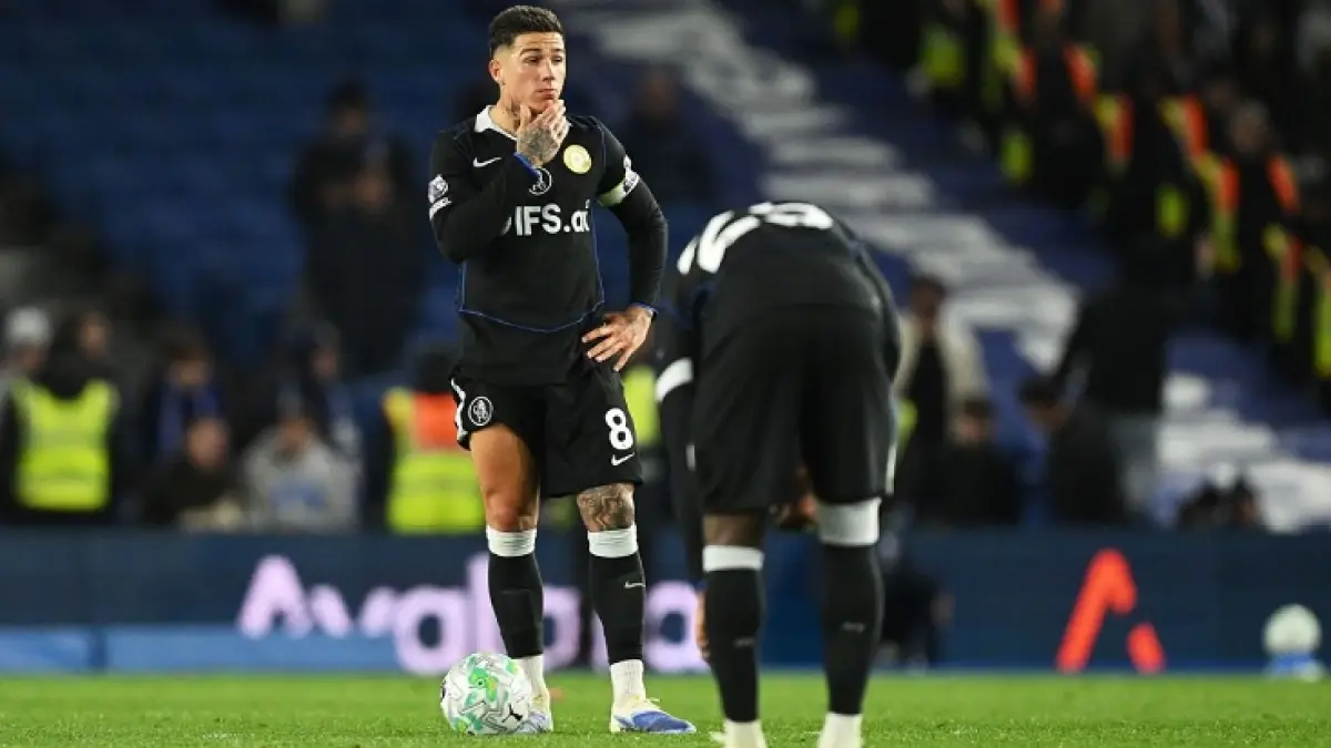 Eskpresi kekecewaan Kapten Chelsea Enzo Fernandez ketiika timnya dihajar Brighton & Hove Albion 3-0 di Stadion Amex, Rabu (21/4/2026). (Mike Hewitt/Getty Images)