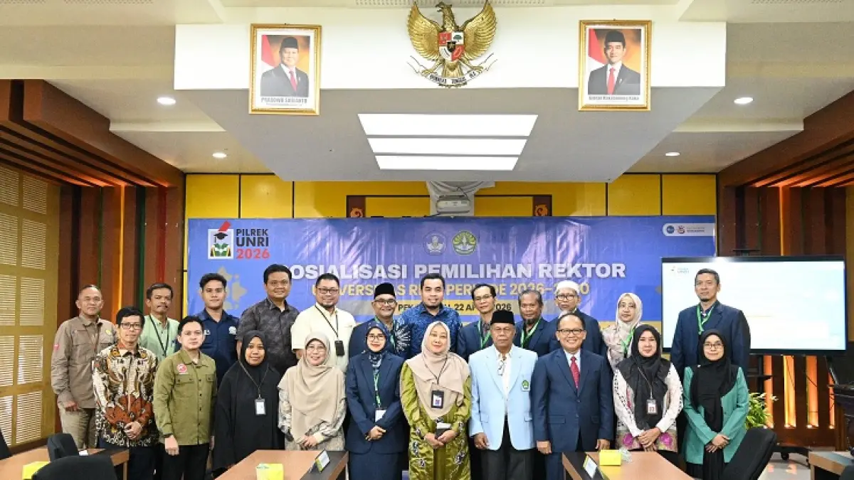 Jajaran pimpinan civitas akademika Unri bersama panitia pemilihan rektor foto bersama usai sosialisasi pemilihan Rektor Unri Periode 2026-2030, Rabu (22/4/2026). (Humas Unri untuk Riau Pos)