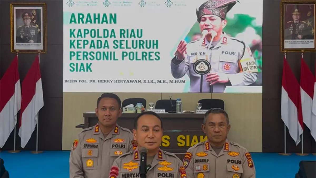 Kapolda Riau Irjen Pol Dr Herry Heryawan bersama Dir Binmas Kombes Pol Eko Budhi Purwono, dan Kapolres Siak AKBP Sepuh Ade Irsyam Siregar, memberikan penjelasan terkait BBM di Mapolres Siak, Selasa (21/4/2026).