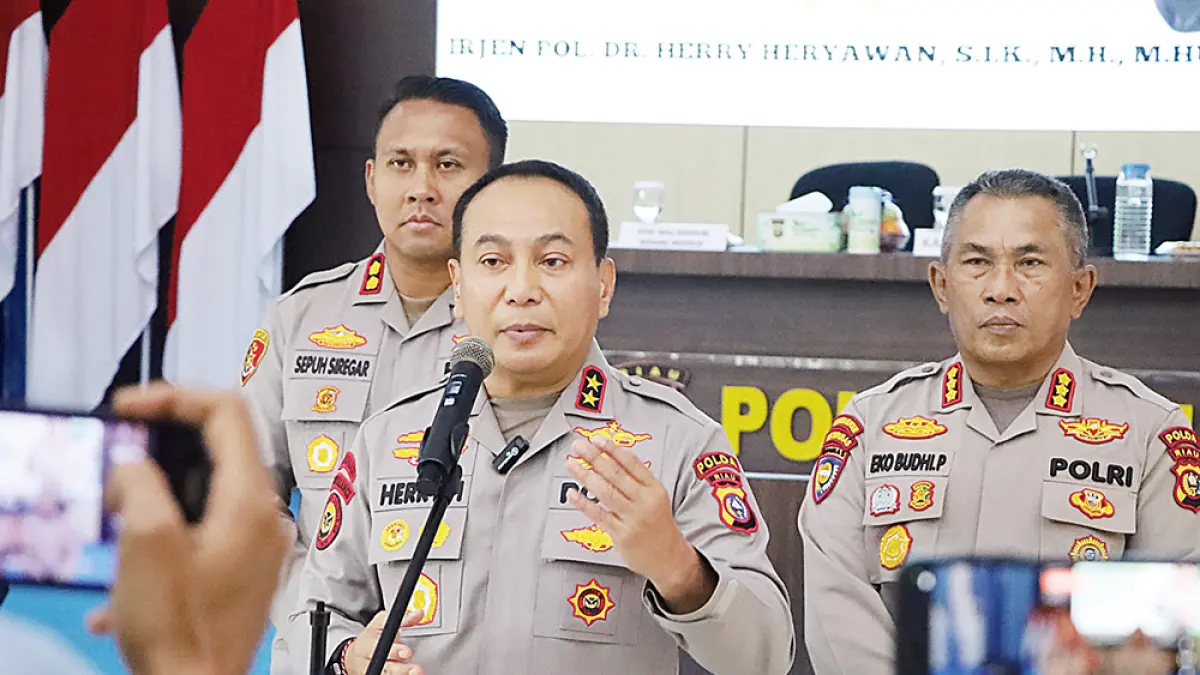 Kapolda Riau Irjen Pol Dr Herry Heryawan SIK MH MHum memberi keterangan pers didampingi Dir Binmas Kombes Pol Eko Budhi Purwono dan Kapolres Siak, AKBP Sepuh Ade Irsyam Siregar di Polres Siak, Selasa (21/4/2026). (Polres siak)