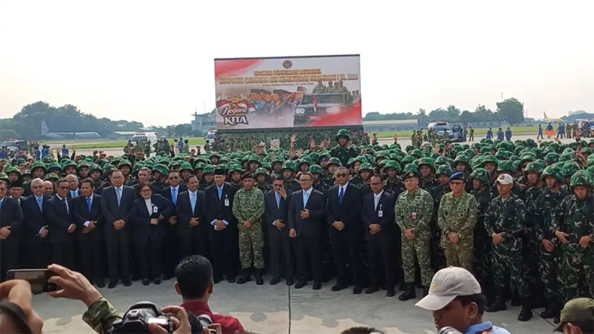 Kepala Bacadnas Kemhan Letjen TNI Gabriel Lema foto bersama ribuan ASN dari 55 kementerian dan lembaga yang akan mengikuti Latsarmil pembentukan Komcad ASN. (Sahrul Yunizar/JawaPos.com)

