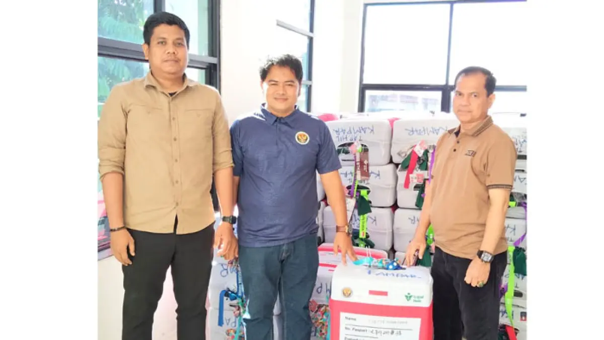 Kepala Kantor Kemenhaj Kampar H Dirhamsyah (kanan) turun langsung meninjau proses pengumpulan koper di Kantor Kemenhaj Kampar, Rabu (22/4/2026). (Kemenhaj Kampar untuk Riaupos.co)