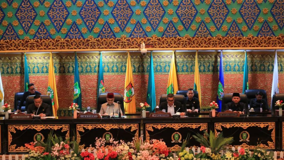 Ketua DPRD Riau Kaderismanto (dua kiri) saat memimpin rapat paripurna DPRD Riau, Selasa (21/4/2026). (HUMAS DPRD RIAU UNTUK RIAU POS)

