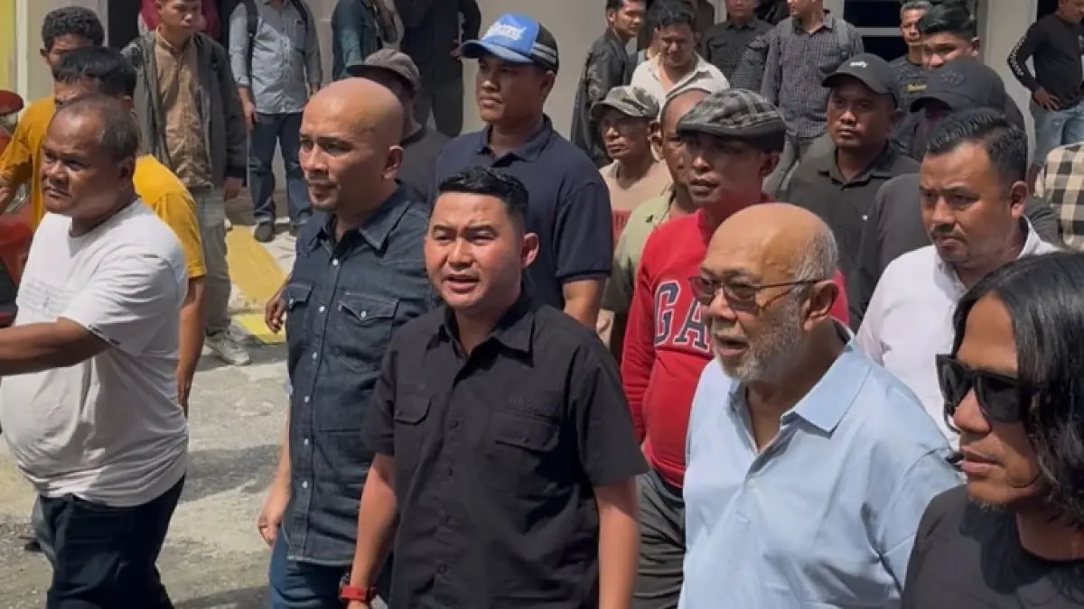 Ketua MPW PP Riau Anto Rachman (depan dua dari kanan) saat memasuki area luar PN Pekanbaru pada Rabu (22/4/2026) pagi, (Hendrawan Kariman/Riaupos.co)