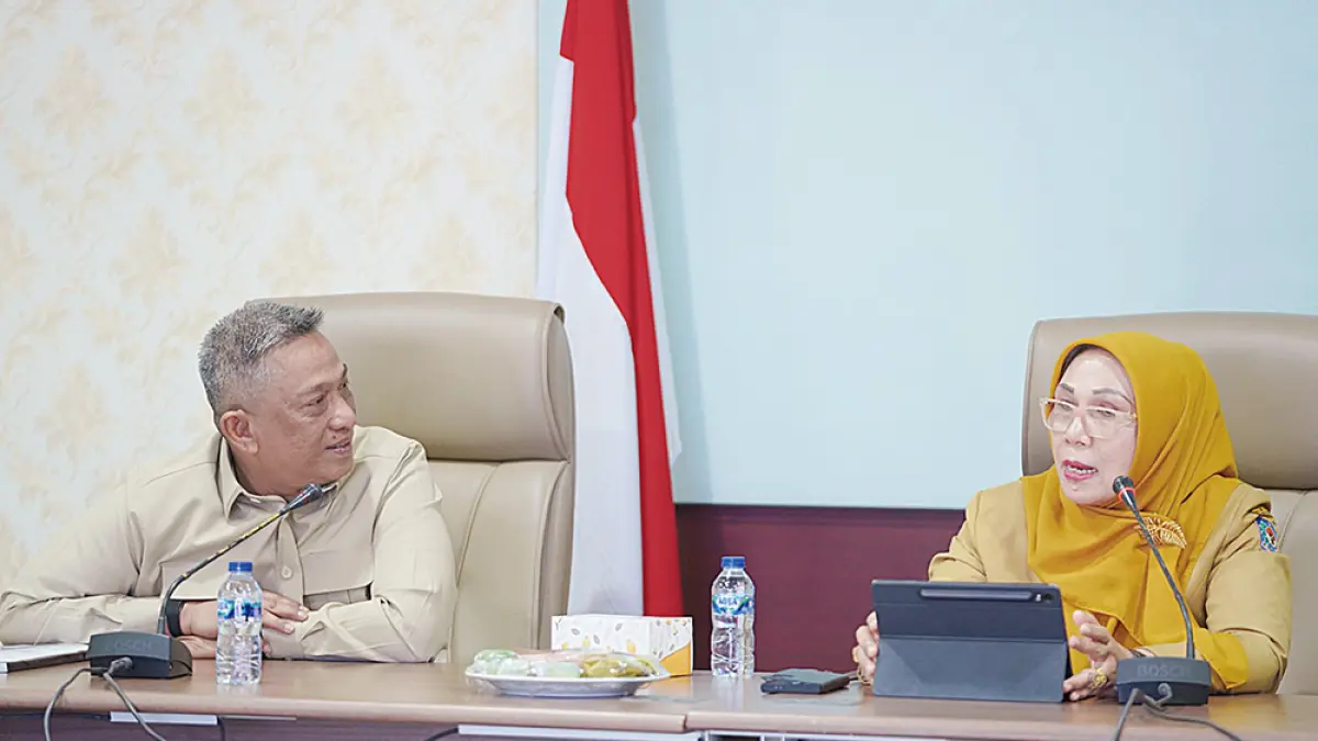 Bupati Rohul Anton berbincang dengan Direktur Fasilitasi Penataan dan Administrasi Pemdes Ditjen Bina Pemerintahan Desa Kemendagri Lusje Anneke Tabulujan  untuk memastikan penetapan 19 desa persiapan menjadi desa definitif di Jakarta, Selasa (21/4/2026). (Prokopim Setda Rohul)