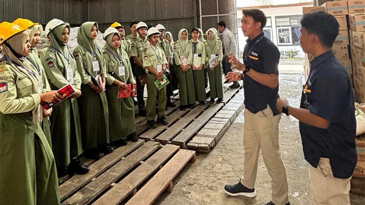 Pegawai Perum Bulog Kantor Cabang Rengat saat menjelasan tentang mekanisme penyaluran atau pengeluaran barang dari gudang, Rabu (22/4/2026). Foto Perum Bulog Rengat