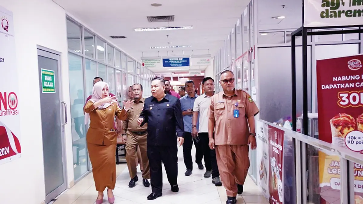 Pelaksana Tugas Gubernur Riau SF Hariyanto saat meninjau pelayanan di RSUD Arifin Achmad, Selasa (21/4/2026). (DISKOMINFOTIK RIAU UNTUK RIAU POS)