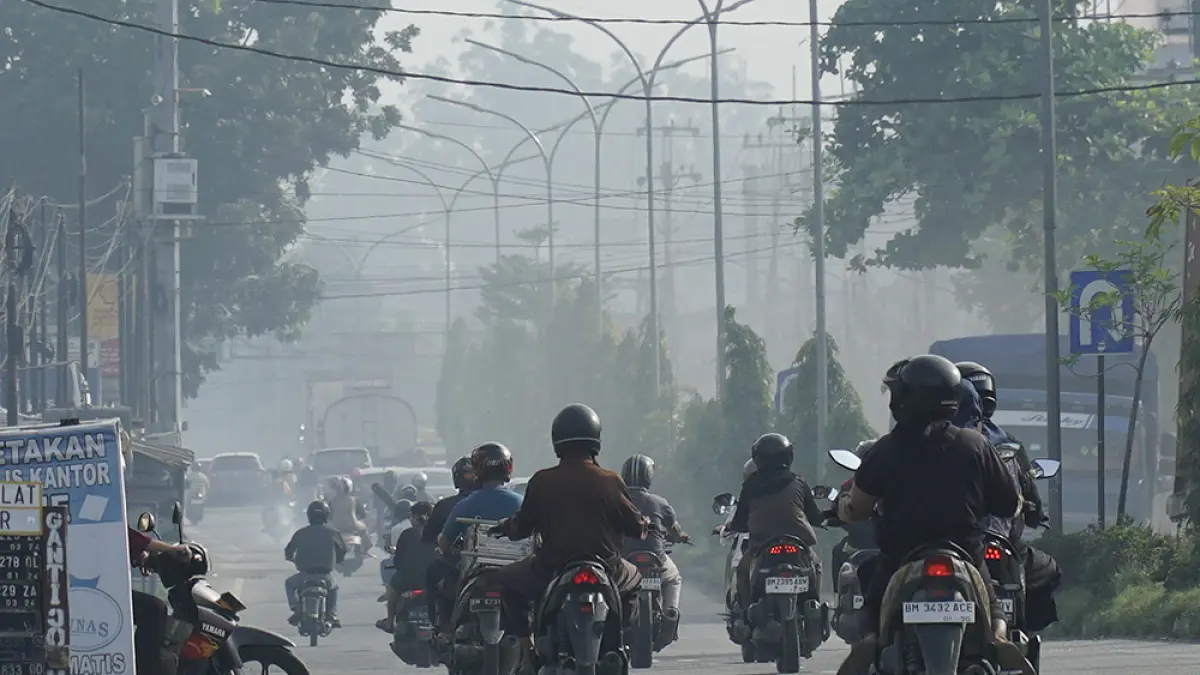 Pengendara melintasi Jalan Kaharuddin Nasution, Kota Pekanbaru yang diselimuti kabut (fog), Selasa (21/4/2026) pagi. (MHD AKHWAN/RIAUPOS)